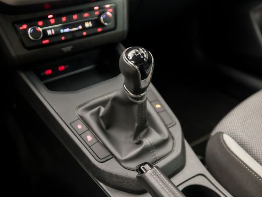 Seat Ibiza 1.0 TSI Sport (APPLE CARPLAY, GROOT NAVI, CLIMATE, CAMERA, SPORTSTOELEN, GETINT GLAS, PARKEERSENS... ActivLease financial lease