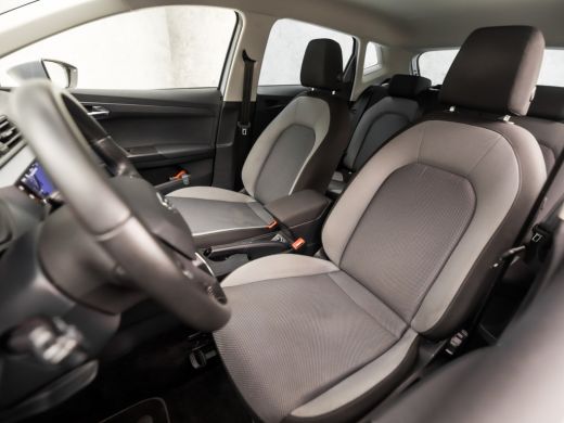 Seat Ibiza 1.0 TSI Sport (APPLE CARPLAY, GROOT NAVI, CLIMATE, CAMERA, SPORTSTOELEN, GETINT GLAS, PARKEERSENS... ActivLease financial lease