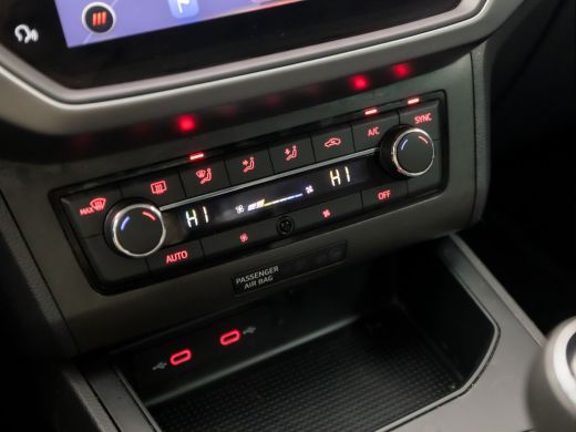 Seat Ibiza 1.0 TSI Sport (APPLE CARPLAY, GROOT NAVI, CLIMATE, CAMERA, SPORTSTOELEN, GETINT GLAS, PARKEERSENS... ActivLease financial lease