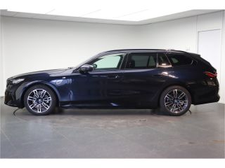 BMW 5 Serie Touring 530e M Sport Automaat / Panoramadak / Trekhaak / Achteruitrijcamera / M Sportonderstel / ...