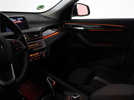 BMW X1 sDrive18i AUT. SPORTLINE + TREKHAAK | LED | SPORTSTOELEN | STOELVERWARMING | NAVIGATIE ActivLease financial lease