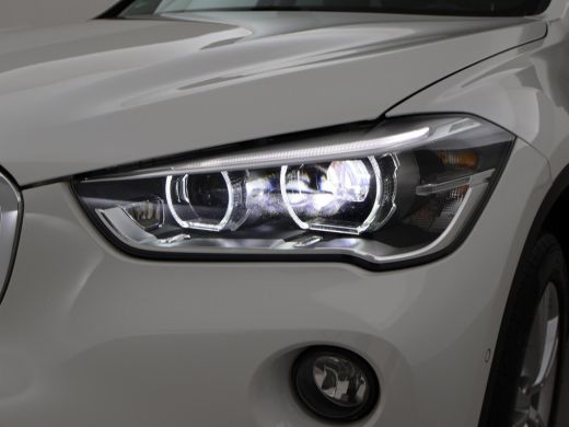 BMW X1 sDrive18i AUT. SPORTLINE + TREKHAAK | LED | SPORTSTOELEN | STOELVERWARMING | NAVIGATIE ActivLease financial lease