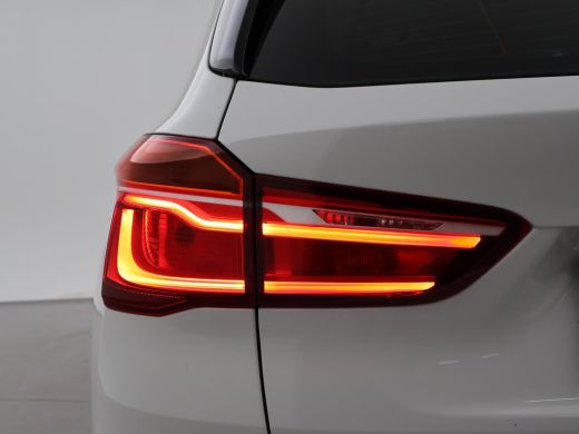 BMW X1 sDrive18i AUT. SPORTLINE + TREKHAAK | LED | SPORTSTOELEN | STOELVERWARMING | NAVIGATIE ActivLease financial lease