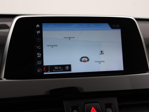 BMW X1 sDrive18i AUT. SPORTLINE + TREKHAAK | LED | SPORTSTOELEN | STOELVERWARMING | NAVIGATIE ActivLease financial lease