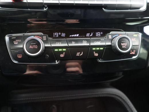 BMW X1 sDrive18i AUT. SPORTLINE + TREKHAAK | LED | SPORTSTOELEN | STOELVERWARMING | NAVIGATIE ActivLease financial lease