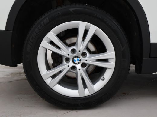 BMW X1 sDrive18i AUT. SPORTLINE + TREKHAAK | LED | SPORTSTOELEN | STOELVERWARMING | NAVIGATIE ActivLease financial lease
