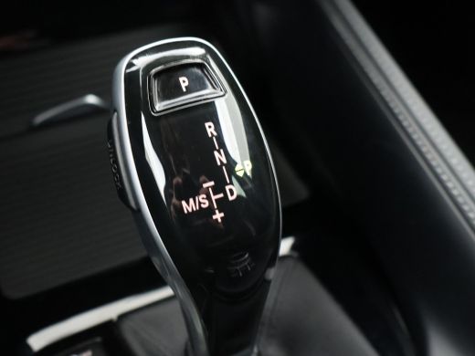 BMW X1 sDrive18i AUT. SPORTLINE + TREKHAAK | LED | SPORTSTOELEN | STOELVERWARMING | NAVIGATIE ActivLease financial lease