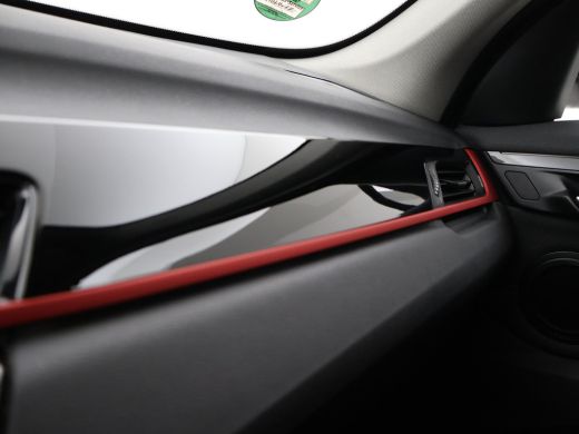 BMW X1 sDrive18i AUT. SPORTLINE + TREKHAAK | LED | SPORTSTOELEN | STOELVERWARMING | NAVIGATIE ActivLease financial lease