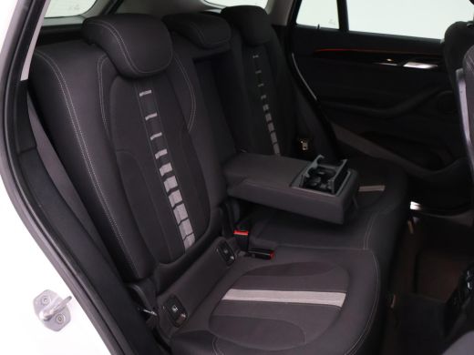 BMW X1 sDrive18i AUT. SPORTLINE + TREKHAAK | LED | SPORTSTOELEN | STOELVERWARMING | NAVIGATIE ActivLease financial lease
