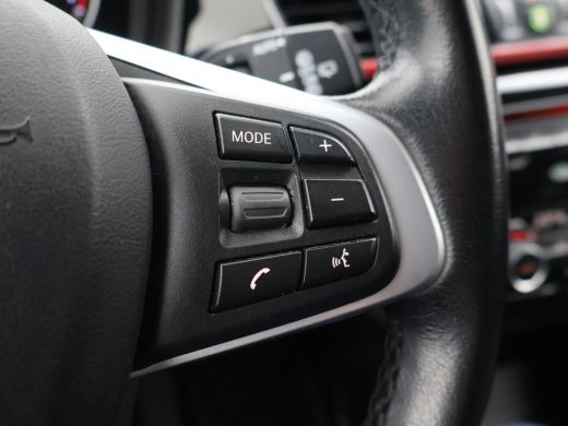 BMW X1 sDrive18i AUT. SPORTLINE + TREKHAAK | LED | SPORTSTOELEN | STOELVERWARMING | NAVIGATIE ActivLease financial lease