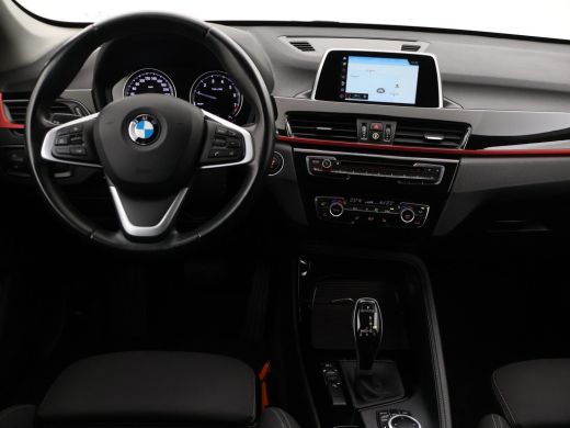 BMW X1 sDrive18i AUT. SPORTLINE + TREKHAAK | LED | SPORTSTOELEN | STOELVERWARMING | NAVIGATIE ActivLease financial lease