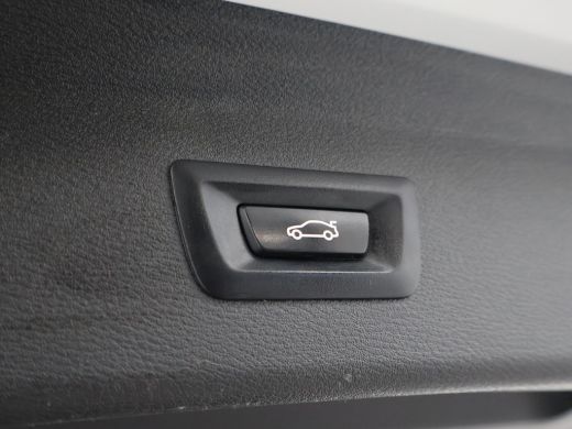 BMW X1 sDrive18i AUT. SPORTLINE + TREKHAAK | LED | SPORTSTOELEN | STOELVERWARMING | NAVIGATIE ActivLease financial lease