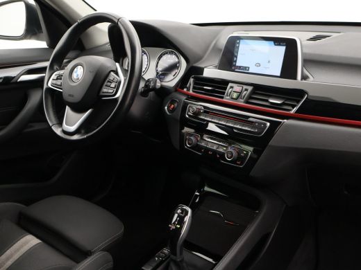 BMW X1 sDrive18i AUT. SPORTLINE + TREKHAAK | LED | SPORTSTOELEN | STOELVERWARMING | NAVIGATIE ActivLease financial lease