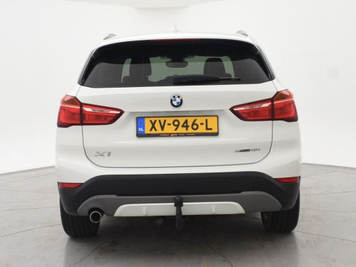 BMW X1 sDrive18i AUT. SPORTLINE + TREKHAAK | LED | SPORTSTOELEN | STOELVERWARMING | NAVIGATIE ActivLease financial lease