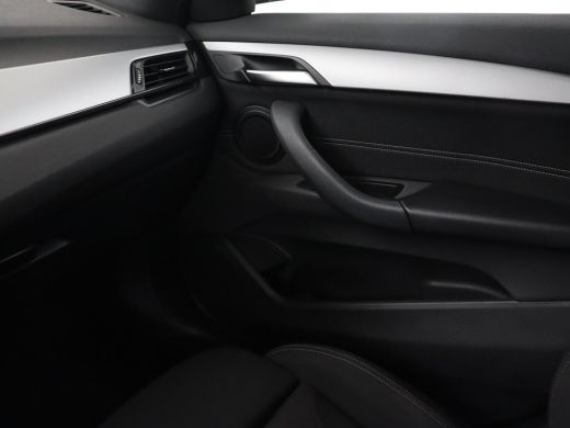 BMW X1 sDrive20i Executive | Sportstoelen | Head-Up | Full LED | Navigatie | DAB | Climate control | Par... ActivLease financial lease
