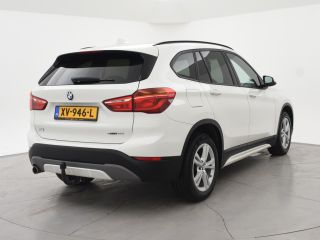 BMW X1 sDrive18i AUT. SPORTLINE + TREKHAAK | LED | SPORTSTOELEN | STOELVERWARMING | NAVIGATIE