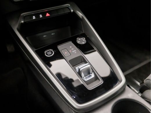 Audi A3 Limousine 30 TFSI Sport Automaat (APPLE CARPLAY, GROOT NAVI, CLIMATE, SPORTSTOELEN, GETINT GLAS, ... ActivLease financial lease