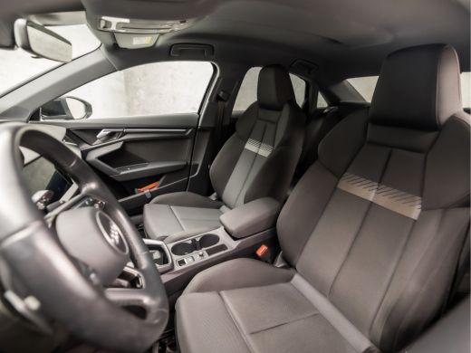 Audi A3 Limousine 30 TFSI Sport Automaat (APPLE CARPLAY, GROOT NAVI, CLIMATE, SPORTSTOELEN, GETINT GLAS, ... ActivLease financial lease