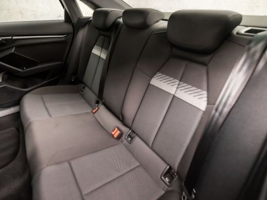 Audi A3 Limousine 30 TFSI Sport Automaat (APPLE CARPLAY, GROOT NAVI, CLIMATE, SPORTSTOELEN, GETINT GLAS, ... ActivLease financial lease