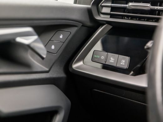 Audi A3 Limousine 30 TFSI Sport Automaat (APPLE CARPLAY, GROOT NAVI, CLIMATE, SPORTSTOELEN, GETINT GLAS, ... ActivLease financial lease