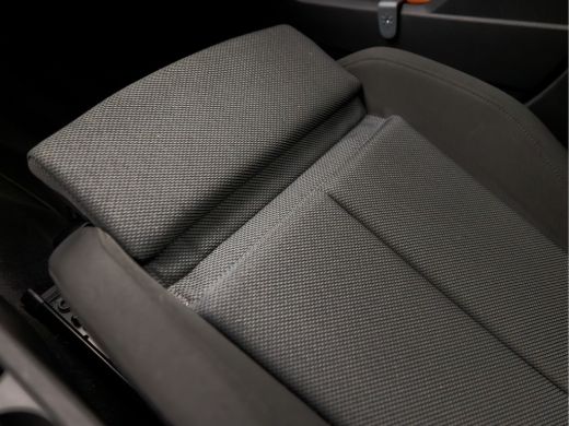 Audi A3 Limousine 30 TFSI Sport Automaat (APPLE CARPLAY, GROOT NAVI, CLIMATE, SPORTSTOELEN, GETINT GLAS, ... ActivLease financial lease