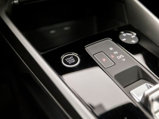 Audi A3 Limousine 30 TFSI Sport Automaat (APPLE CARPLAY, GROOT NAVI, CLIMATE, SPORTSTOELEN, GETINT GLAS, ... ActivLease financial lease