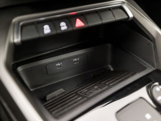 Audi A3 Limousine 30 TFSI Sport Automaat (APPLE CARPLAY, GROOT NAVI, CLIMATE, SPORTSTOELEN, GETINT GLAS, ... ActivLease financial lease