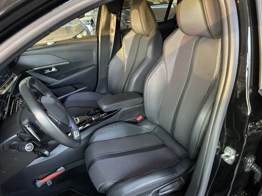 Peugeot 208 1.2 PureTech GT | Achterbank in delen neerklapbaar | Achteruitrijcamera | Airco (automatisch) ActivLease financial lease