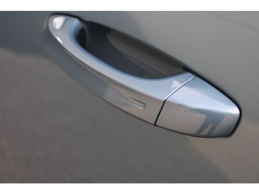 Peugeot e-5008 GT Avantage 73 kWh | Panorama/schuifdak | Lederen bekleding | Trekhaak | Navigatie | Camera | BTW | ActivLease financial lease