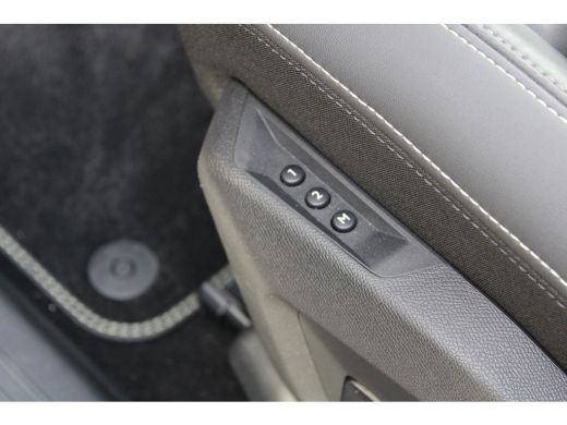 Peugeot e-5008 GT Avantage 73 kWh | Panorama/schuifdak | Lederen bekleding | Trekhaak | Navigatie | Camera | BTW | ActivLease financial lease