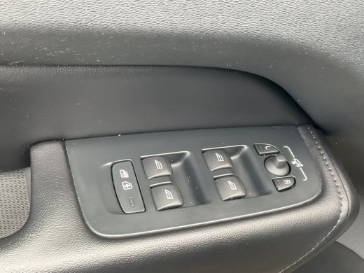 Volvo  XC60 2.0 T8 Plug-in hybrid AWD Plus Dark 1Eig BLIS Memory Stoel/stuur Verw Pano Carplay ActivLease financial lease