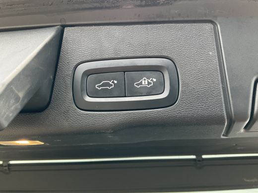 Volvo  XC60 2.0 T8 Plug-in hybrid AWD Plus Dark 1Eig BLIS Memory Stoel/stuur Verw Pano Carplay ActivLease financial lease