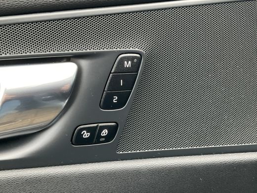 Volvo  XC60 2.0 T8 Plug-in hybrid AWD Plus Dark 1Eig BLIS Memory Stoel/stuur Verw Pano Carplay ActivLease financial lease