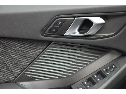 BMW 1 Serie 120 M Sport Automaat / Achteruitrijcamera / Comfort Access / Adaptieve LED / Stoelverwarming ActivLease financial lease