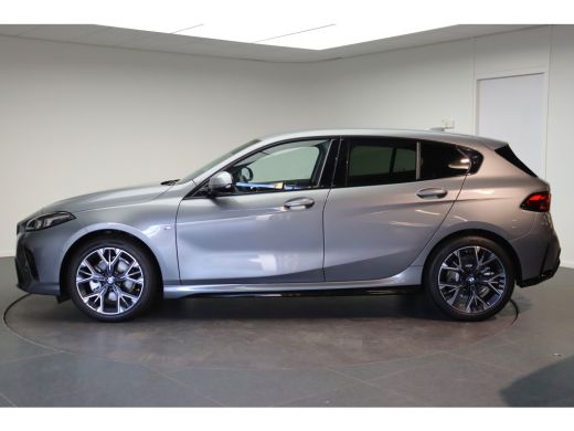 BMW 1 Serie 120 M Sport Automaat / Achteruitrijcamera / Comfort Access / Adaptieve LED / Stoelverwarming ActivLease financial lease