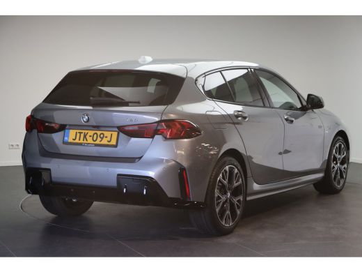 BMW 1 Serie 120 M Sport Automaat / Achteruitrijcamera / Comfort Access / Adaptieve LED / Stoelverwarming ActivLease financial lease