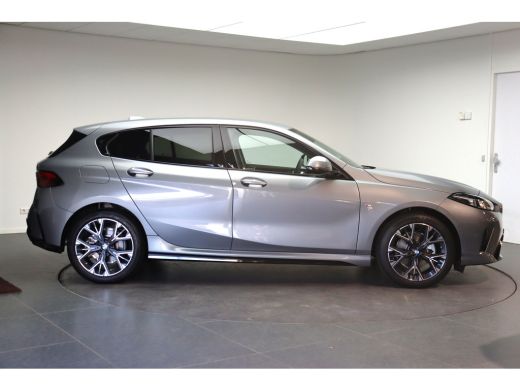 BMW 1 Serie 120 M Sport Automaat / Achteruitrijcamera / Comfort Access / Adaptieve LED / Stoelverwarming ActivLease financial lease