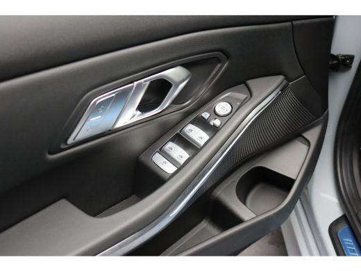 BMW 3 Serie 320i M Sport Automaat / Sportstoelen / Achteruitrijcamera / M Sportonderstel / Stoelvewarming / W... ActivLease financial lease