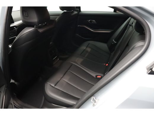 BMW 3 Serie 320i M Sport Automaat / Sportstoelen / Achteruitrijcamera / M Sportonderstel / Stoelvewarming / W... ActivLease financial lease