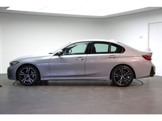 BMW 3 Serie 320i M Sport Automaat / Sportstoelen / Achteruitrijcamera / M Sportonderstel / Stoelvewarming / W... ActivLease financial lease