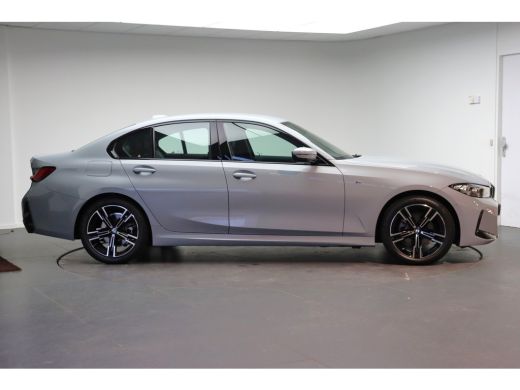 BMW 3 Serie 320i M Sport Automaat / Sportstoelen / Achteruitrijcamera / M Sportonderstel / Stoelvewarming / W... ActivLease financial lease