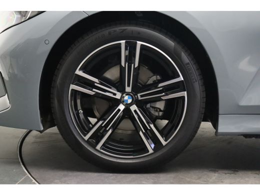 BMW 3 Serie 320i M Sport Automaat / Sportstoelen / Achteruitrijcamera / M Sportonderstel / Stoelvewarming / W... ActivLease financial lease
