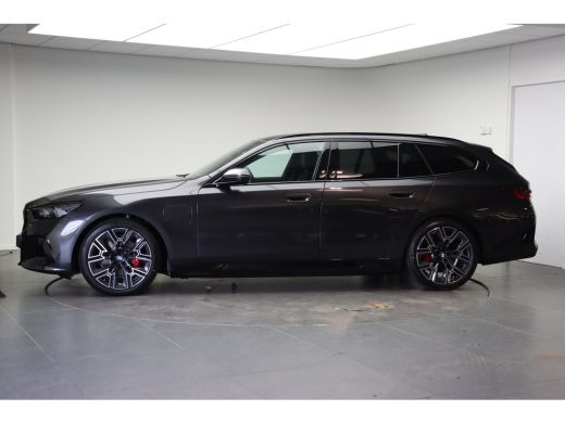 BMW 5 Serie Touring 530e M Sport Automaat / Panoramadak / Trekhaak / Bowers & Wilkins / M Sportonderstel / St... ActivLease financial lease