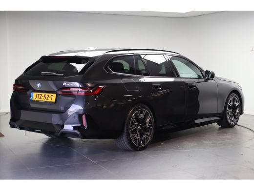 BMW 5 Serie Touring 530e M Sport Automaat / Panoramadak / Trekhaak / Bowers & Wilkins / M Sportonderstel / St... ActivLease financial lease