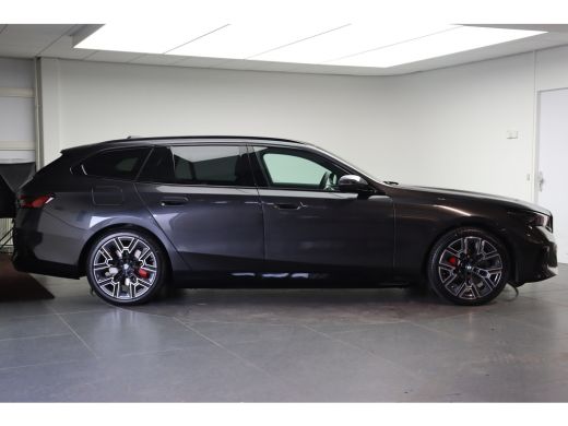 BMW 5 Serie Touring 530e M Sport Automaat / Panoramadak / Trekhaak / Bowers & Wilkins / M Sportonderstel / St... ActivLease financial lease