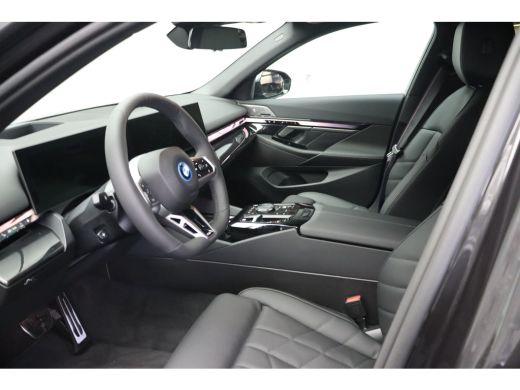 BMW 5 Serie Touring 530e M Sport Automaat / Panoramadak / Trekhaak / Bowers & Wilkins / M Sportonderstel / St... ActivLease financial lease