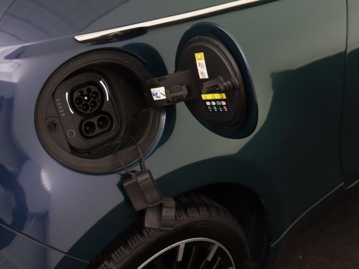 Fiat 500 La Prima 42 kWh | Panoramadak | Adaptive cruise | Leder | Camera | Keyless | Carplay | Parkeerhul... ActivLease financial lease