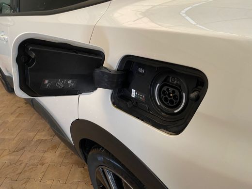 Peugeot 3008 1.6 HYbrid 225 GT | Achterbank in delen neerklapbaar | Achteruitrijcamera | Afwijkende dakkleur ActivLease financial lease