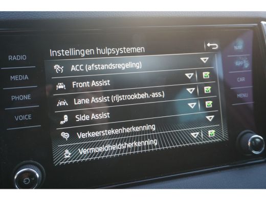 Skoda Karoq 1.0 TSI Business | TREKHAAK | STOELVERWARMING | METALLIC WIT | ACC | VIRTUAL COCKPIT | ActivLease financial lease