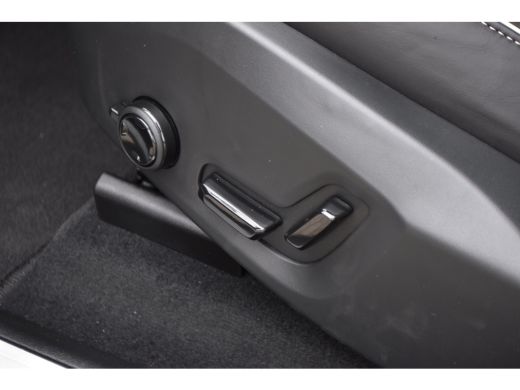 Volvo  XC60 T6 Plus Black Edition | Zitverhoger Achter | BLIS | Verwarmbare Voorstoelen + Stuurwiel | ActivLease financial lease